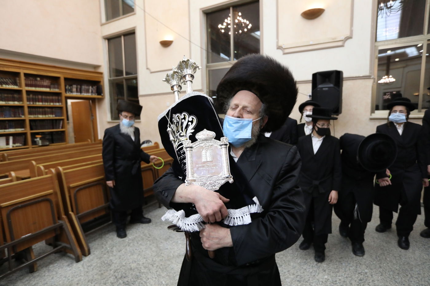 במסיכות וחישוקים: כך ערכו הכנסת ספר תורה בקרלין