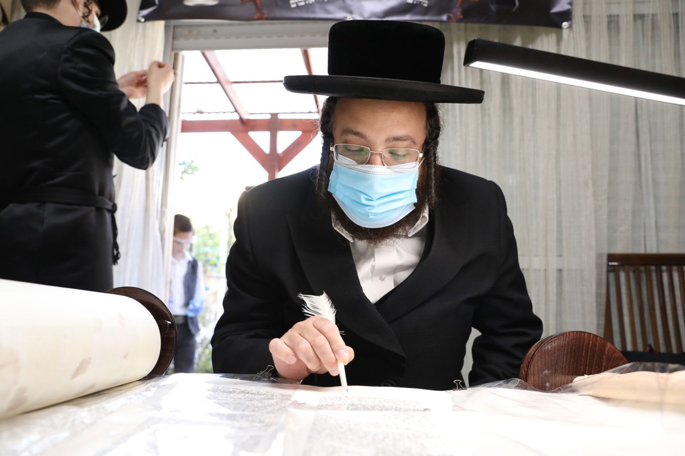 במסיכות וחישוקים: כך ערכו הכנסת ספר תורה בקרלין