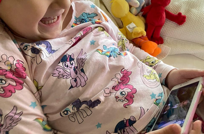 צפו: נתניהו בירך ילדה חולה לקראת טיפול