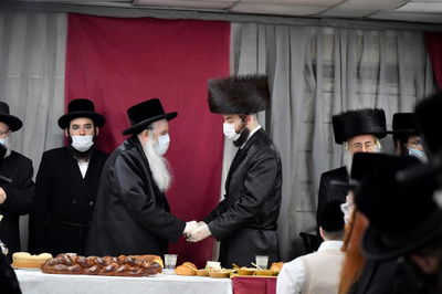 האדמו"ר מבעלזא מכנובקא רקד עם המסכה