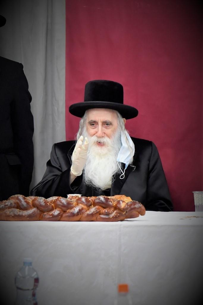 האדמו"ר מבעלזא מכנובקא רקד עם המסכה