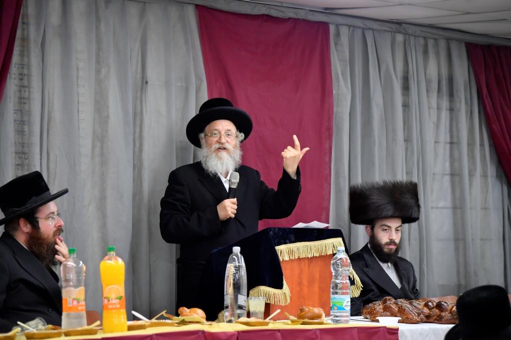 האדמו"ר מבעלזא מכנובקא רקד עם המסכה