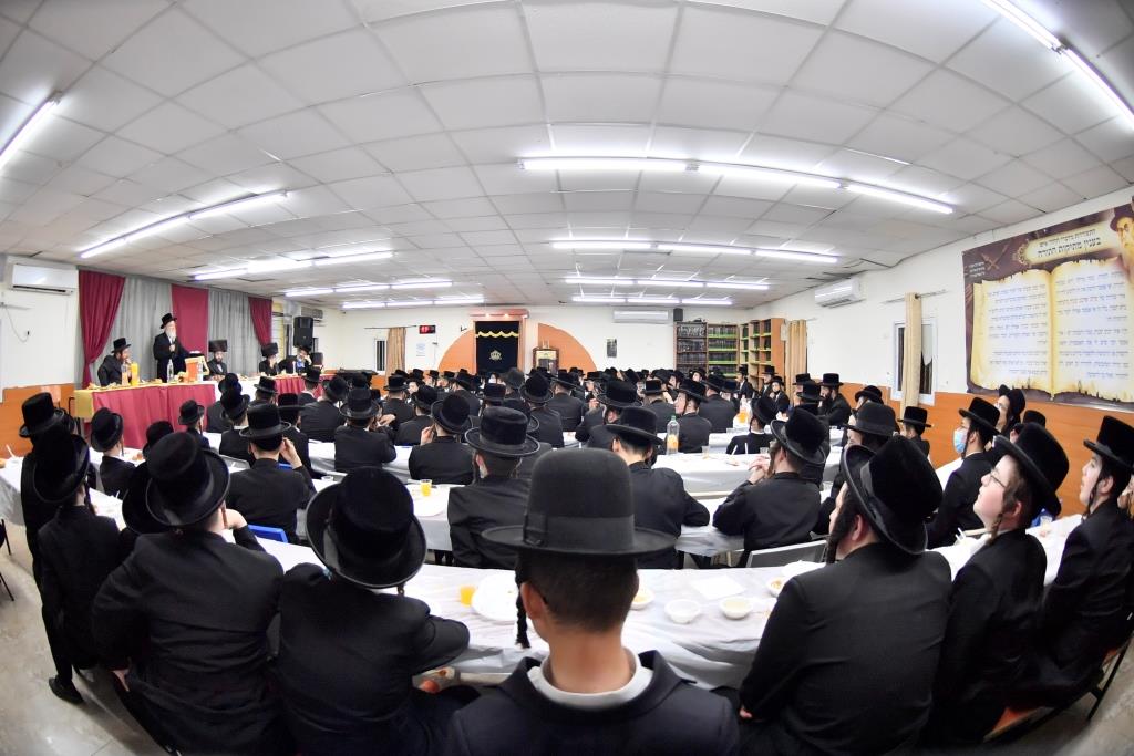 האדמו"ר מבעלזא מכנובקא רקד עם המסכה