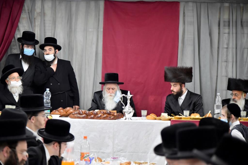 האדמו"ר מבעלזא מכנובקא רקד עם המסכה