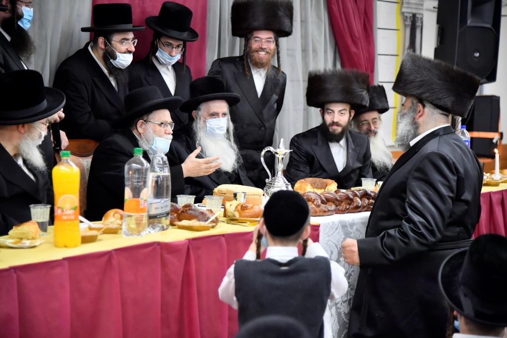 האדמו"ר מבעלזא מכנובקא רקד עם המסכה