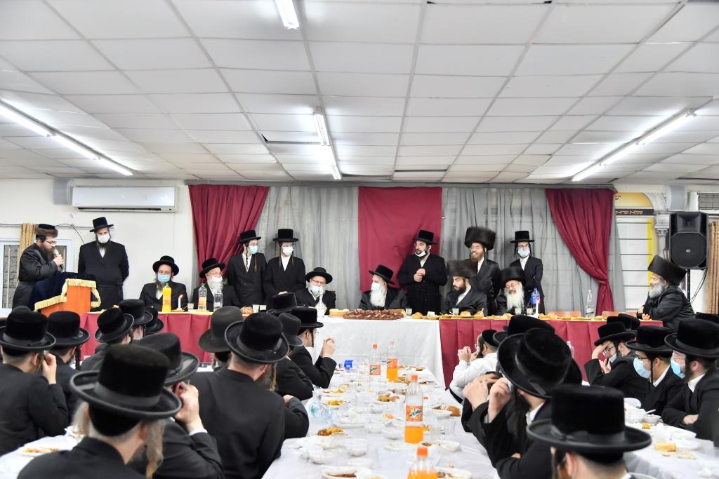 האדמו"ר מבעלזא מכנובקא רקד עם המסכה