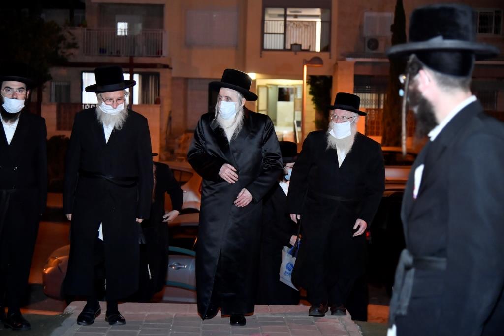 האדמו"ר מבעלזא מכנובקא רקד עם המסכה