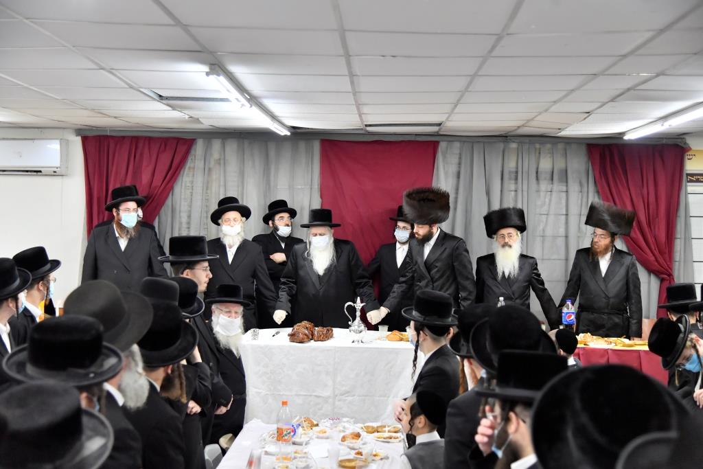 האדמו"ר מבעלזא מכנובקא רקד עם המסכה