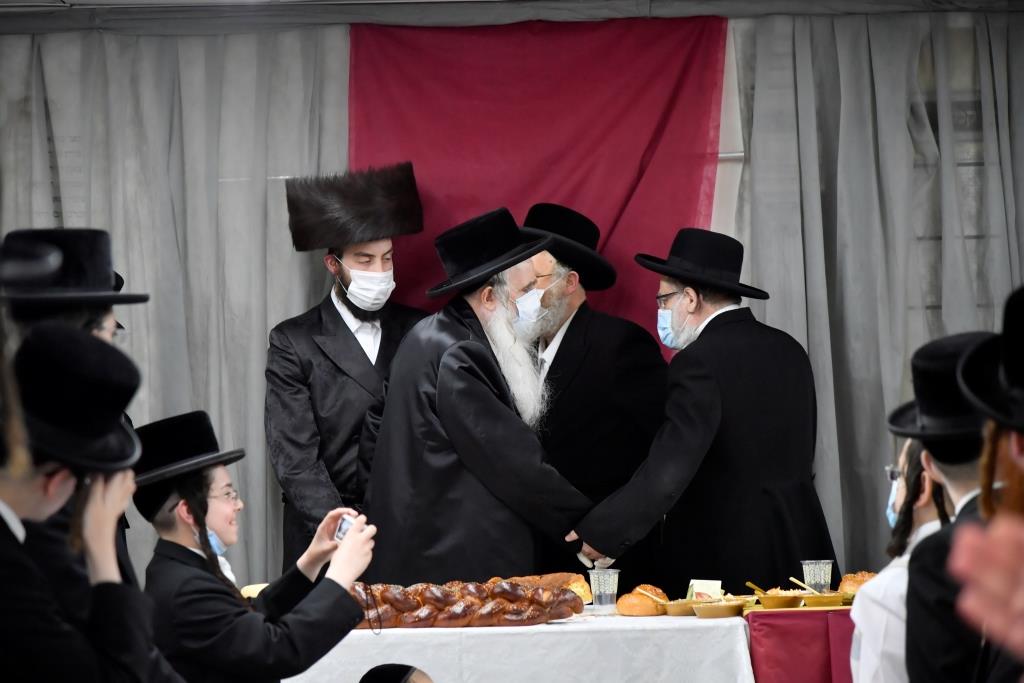 האדמו"ר מבעלזא מכנובקא רקד עם המסכה