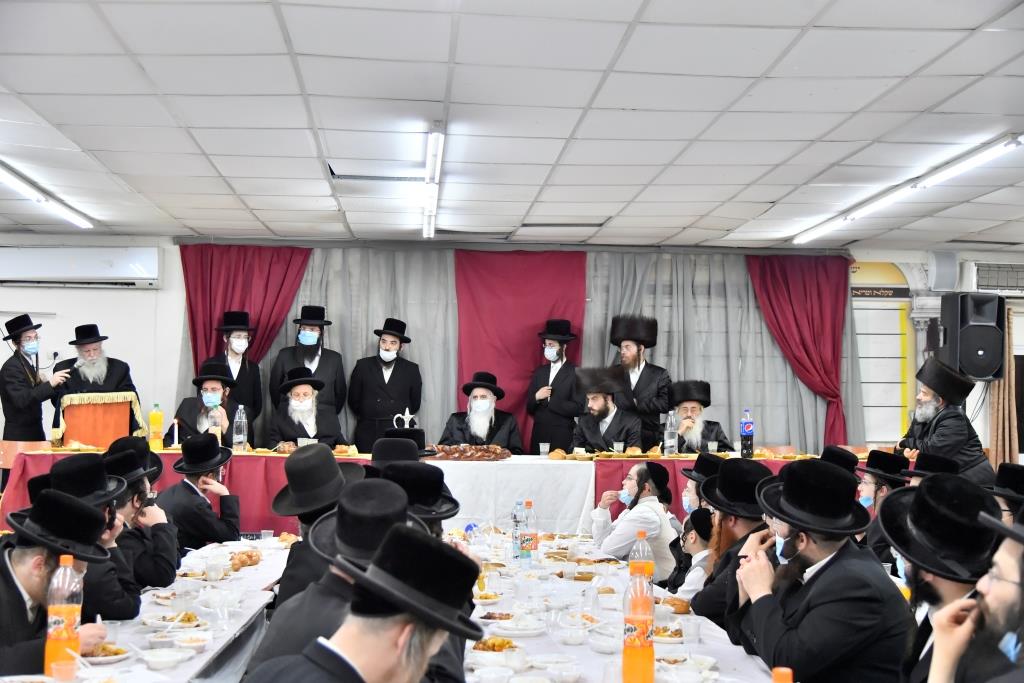 האדמו"ר מבעלזא מכנובקא רקד עם המסכה