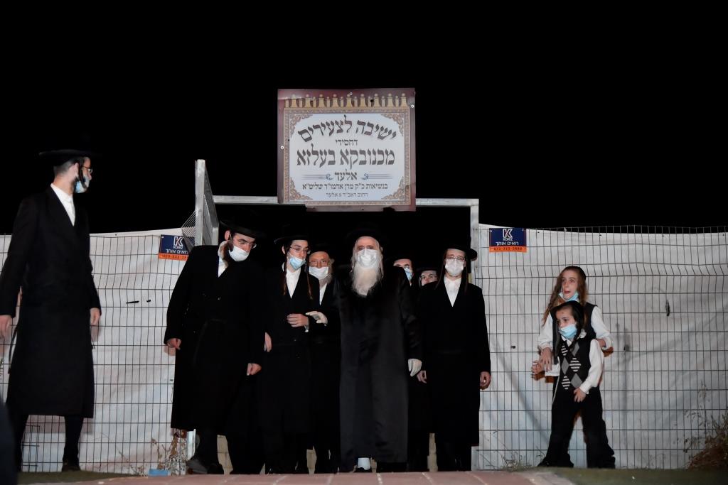 האדמו"ר מבעלזא מכנובקא רקד עם המסכה