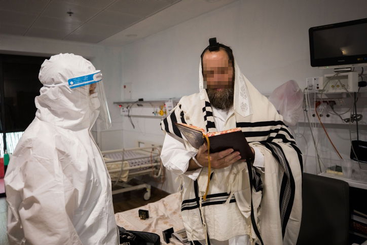 כשדמעות זולגות מעיניו הוא התחנן ב'רפאינו'