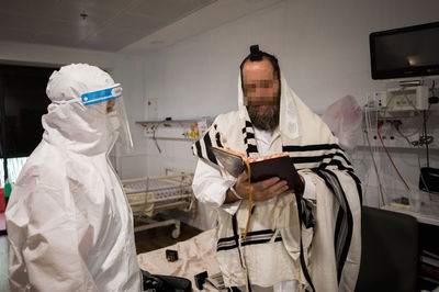 כשדמעות זולגות מעיניו הוא התחנן ב'רפאינו'