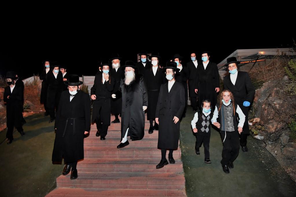 האדמו"ר מבעלזא מכנובקא רקד עם המסכה