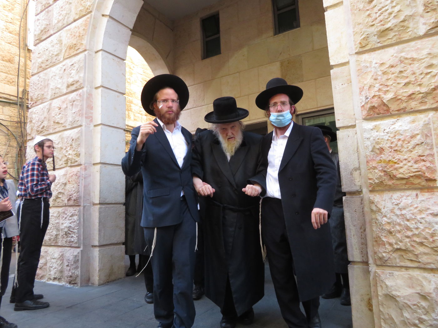 על מה שוחחו הראב"ד והאחים האדמו"רים? • תיעוד