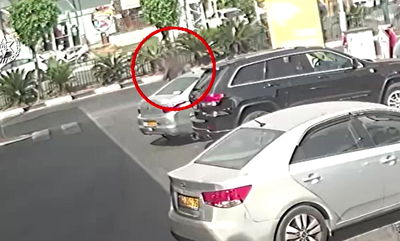 גנב טלפון נייד מתוך רכב בתחנת דלק • צפו