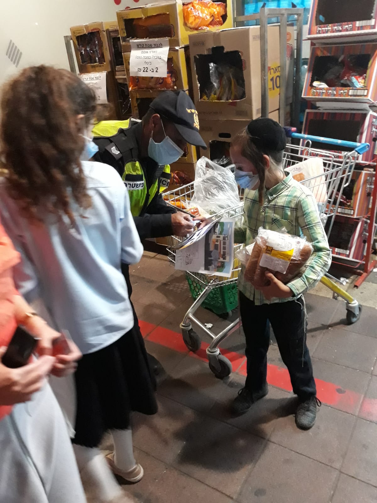 שוטרים ארבו לילדים עם מסכות ופינקו בארטיק