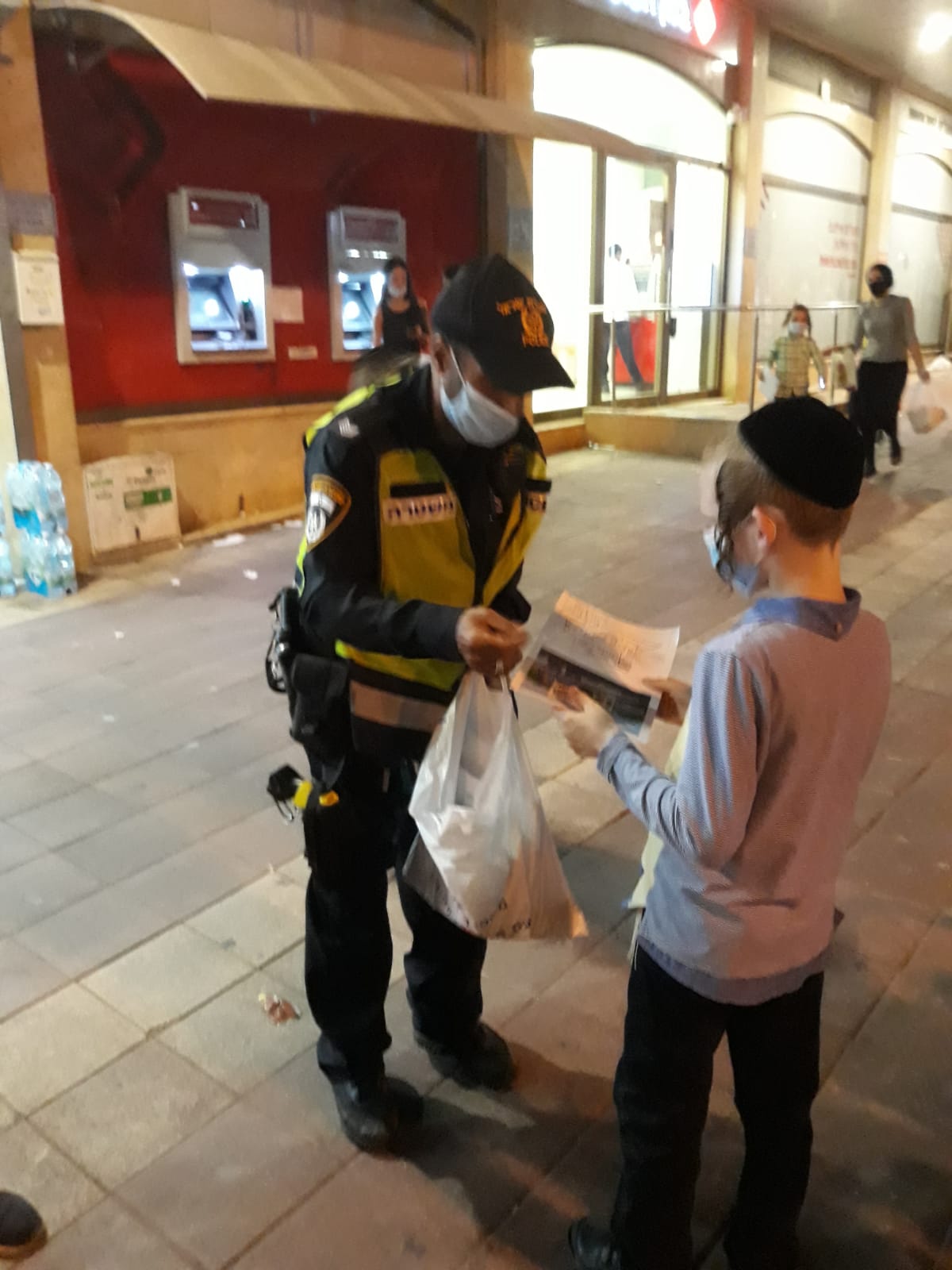 שוטרים ארבו לילדים עם מסכות ופינקו בארטיק