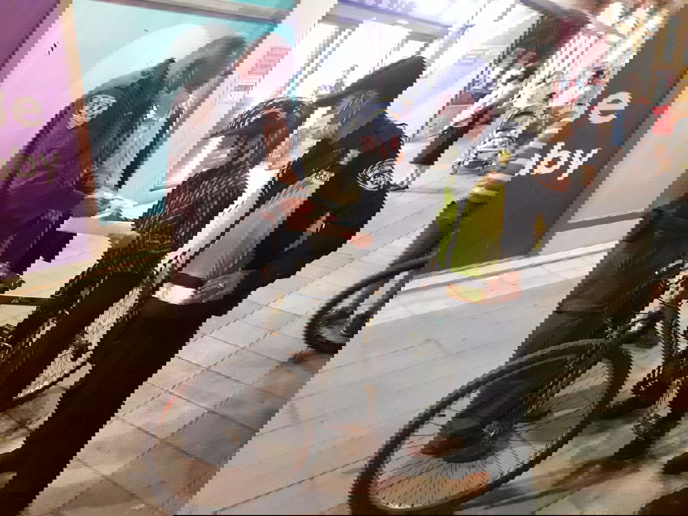 שוטרים ארבו לילדים עם מסכות ופינקו בארטיק