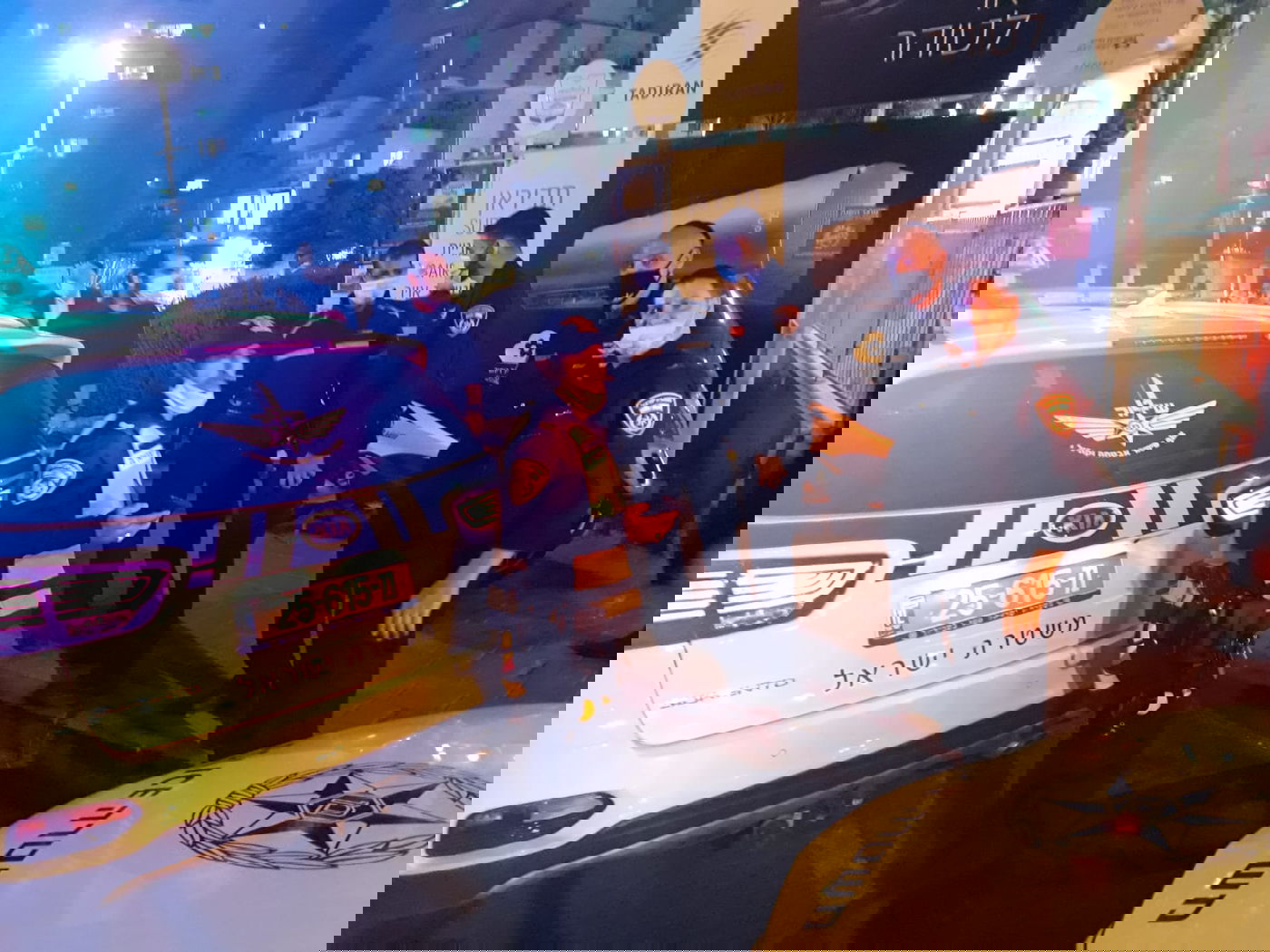 שוטרים ארבו לילדים עם מסכות ופינקו בארטיק