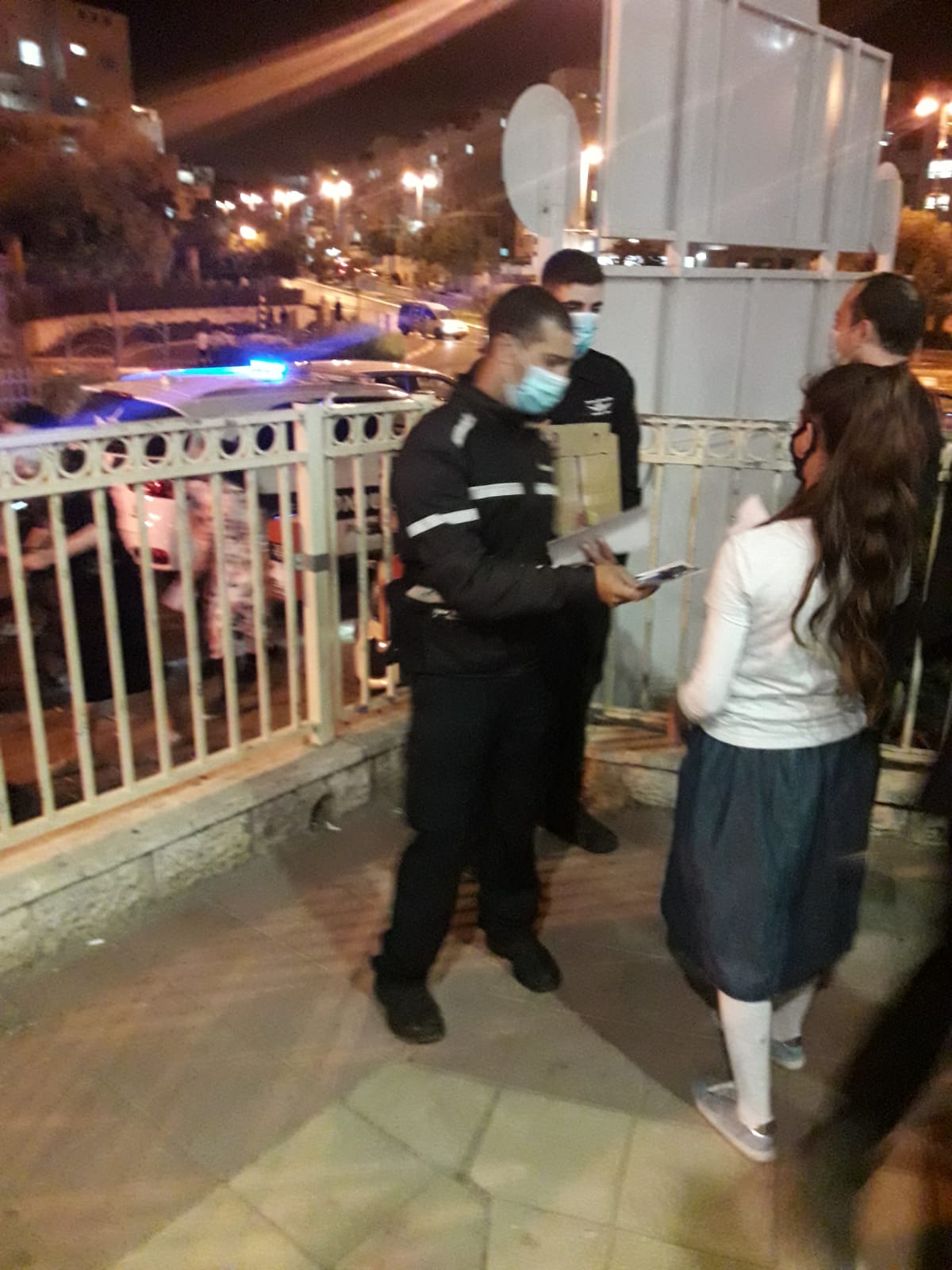 שוטרים ארבו לילדים עם מסכות ופינקו בארטיק