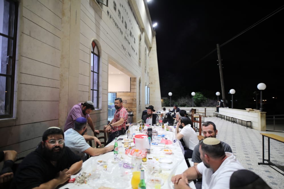 'ג' תמוז' בכפר חב"ד • צפו בחסידים מתוועדים