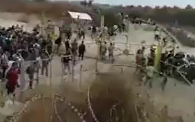 צפו: מאות פלסטינים פורצים לשטח ישראל