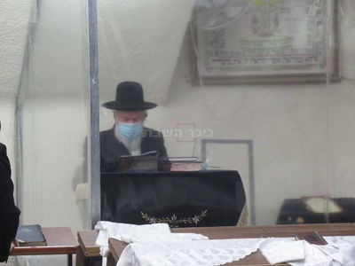 כך חבר 'המועצת' נשמר בבית הכנסת • צפו