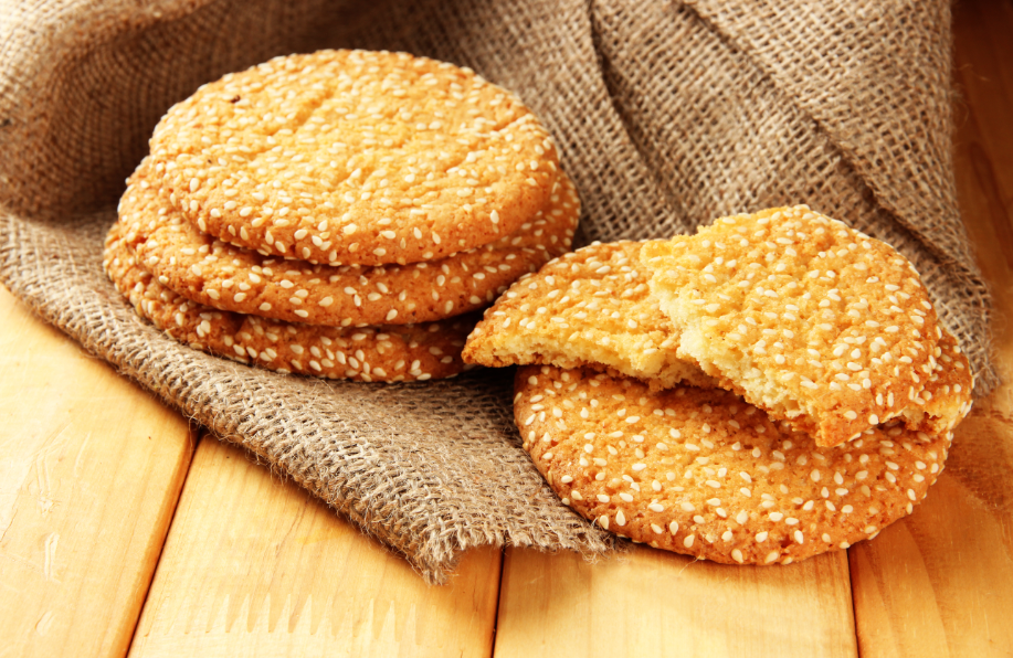 כמו הממתק, רק בצורה שונה: עוגיות שומשום פריכות