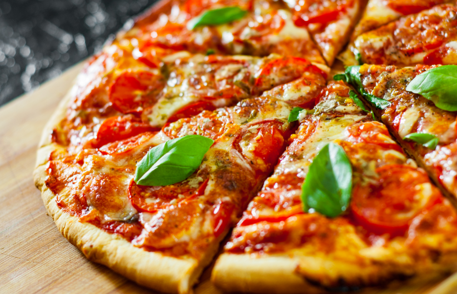 בקלי קלות: כיצד להכין בצק פיצה ביתי ללא שמרים