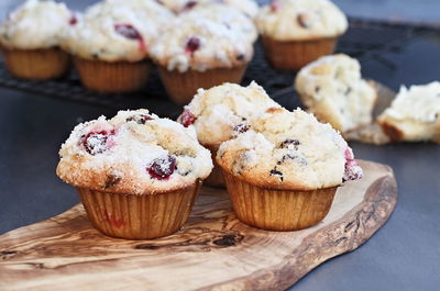 מאפינס חמוציות עם גבינת שמנת, מצופים בסוכר