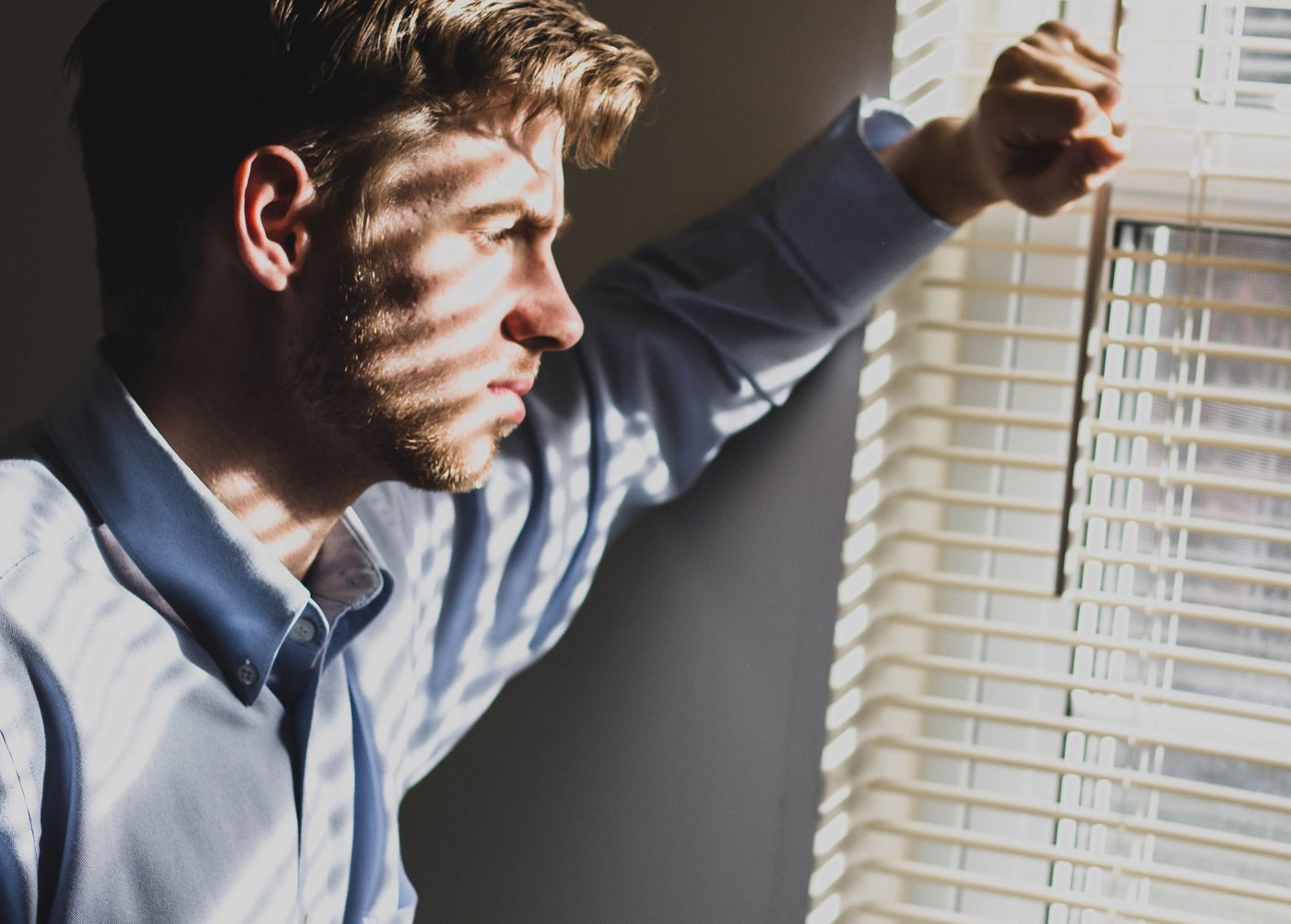 מדוע אנחנו קמים בבוקר "על רגל שמאל" - ואיך עוצרים את זה