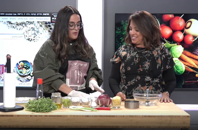 מבשלות בכיכר: מורן פינטו מכינה סביצ'ה סלמון וענבים