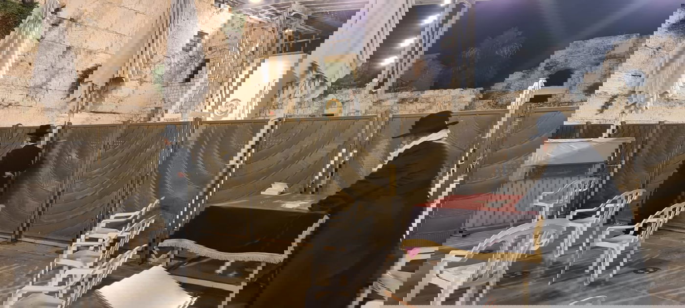 האדמו"ר מספינקא התפלל ברחבת הכותל