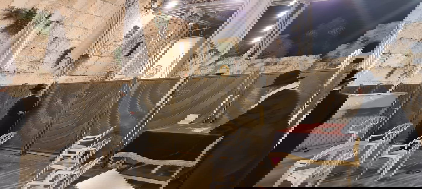 האדמו"ר מספינקא התפלל ברחבת הכותל