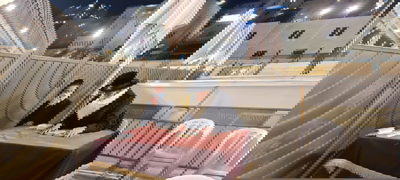 האדמו"ר מספינקא התפלל ברחבת הכותל