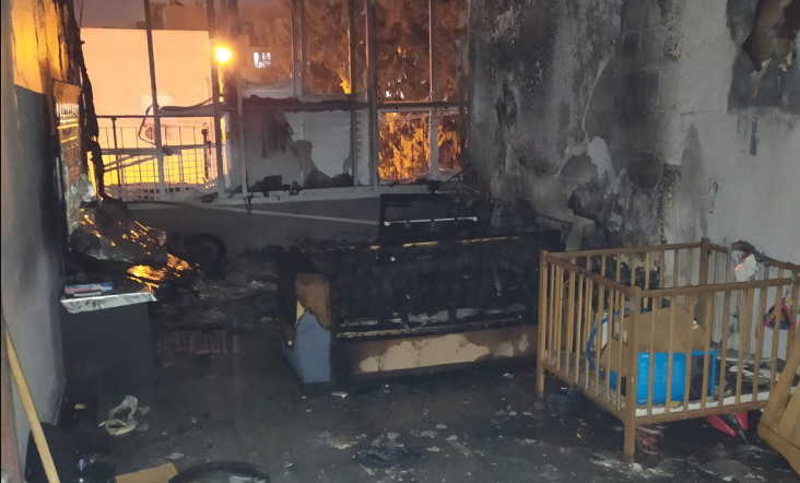 סוללה נטענת התפוצצה; שכן חילץ מהאש את הילדים שישנו לידה