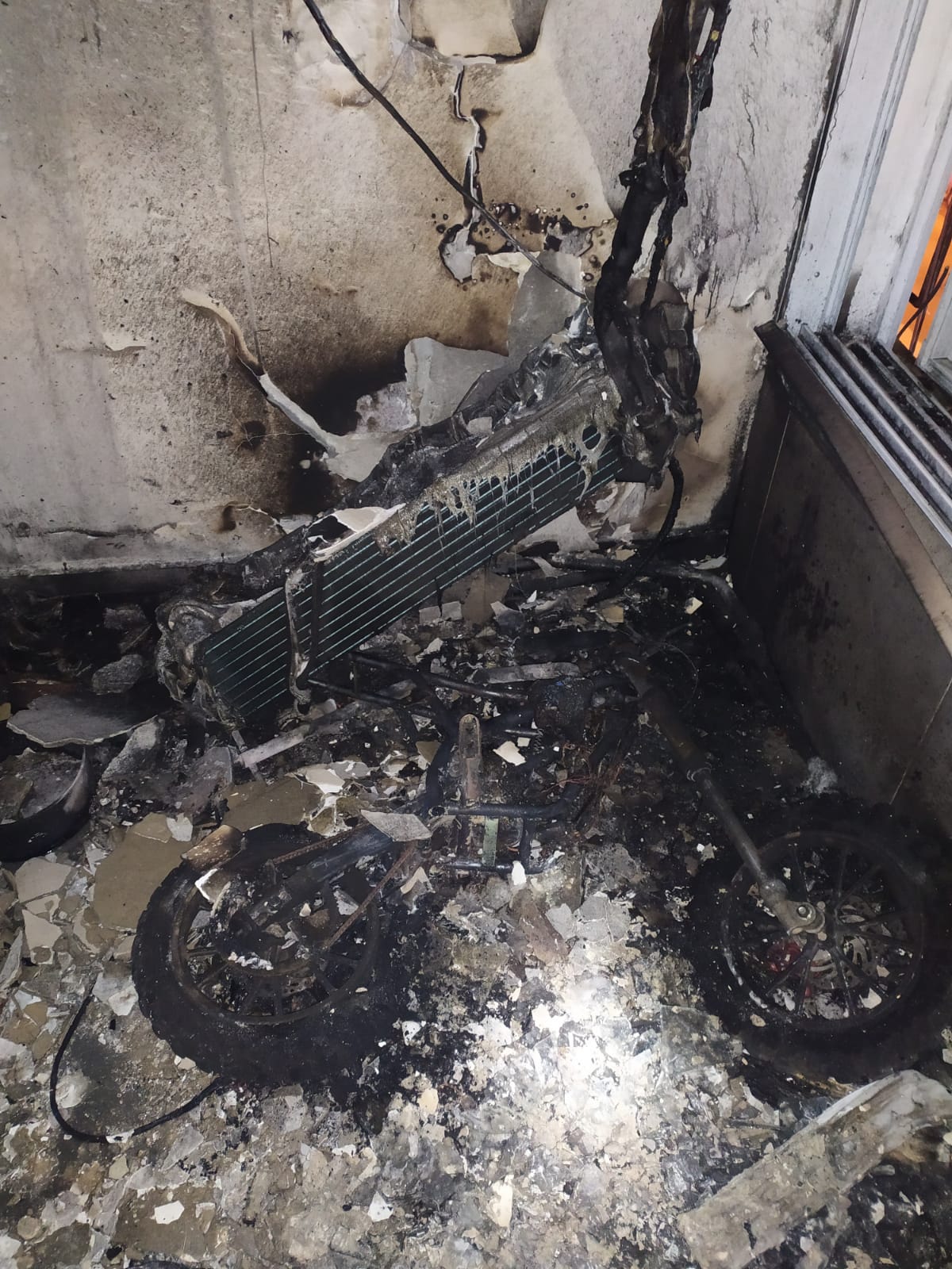 סוללה נטענת התפוצצה; שכן חילץ מהאש את הילדים שישנו לידה