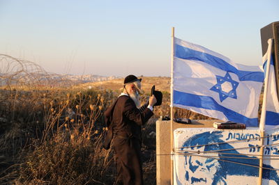 מתפלל ביישוב מעלות חלחול ליד חברון