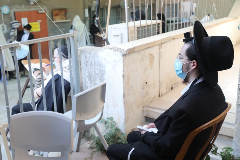 דרך החלון: המניין הייחודי של הגאון רבי דב לנדו • צפו