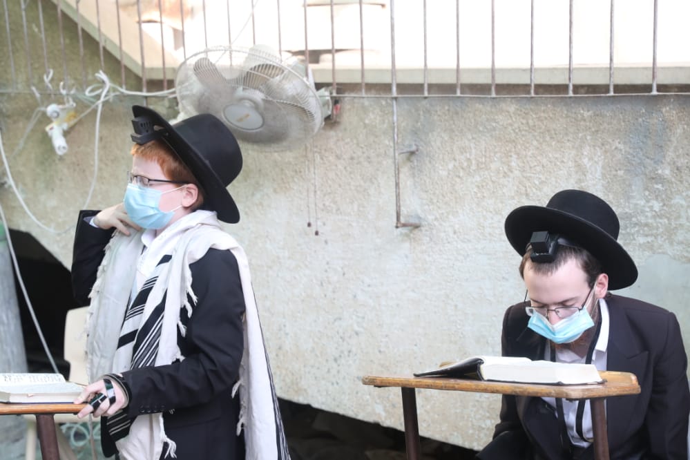 דרך החלון: המניין הייחודי של הגאון רבי דב לנדו • צפו