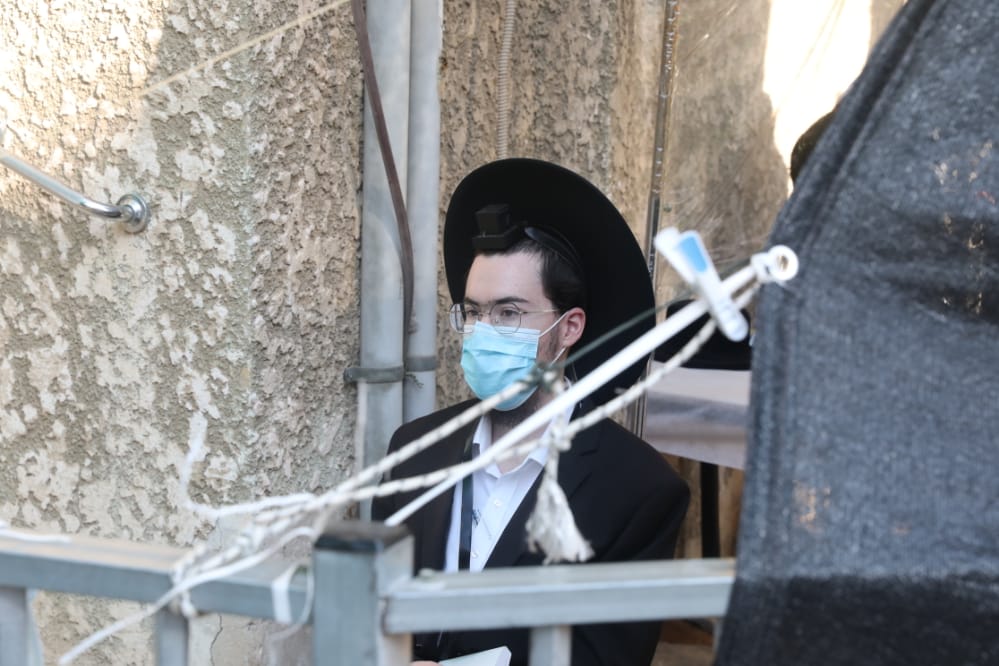 דרך החלון: המניין הייחודי של הגאון רבי דב לנדו • צפו