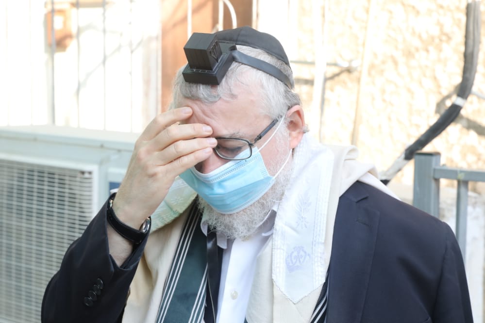 דרך החלון: המניין הייחודי של הגאון רבי דב לנדו • צפו