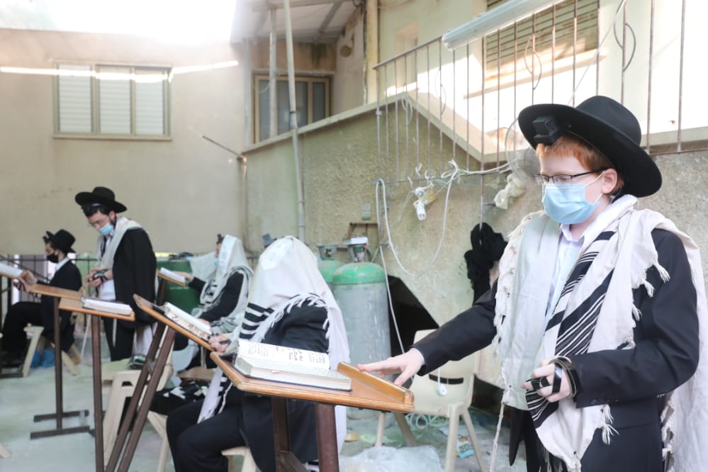 דרך החלון: המניין הייחודי של הגאון רבי דב לנדו • צפו