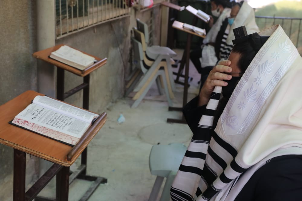 דרך החלון: המניין הייחודי של הגאון רבי דב לנדו • צפו