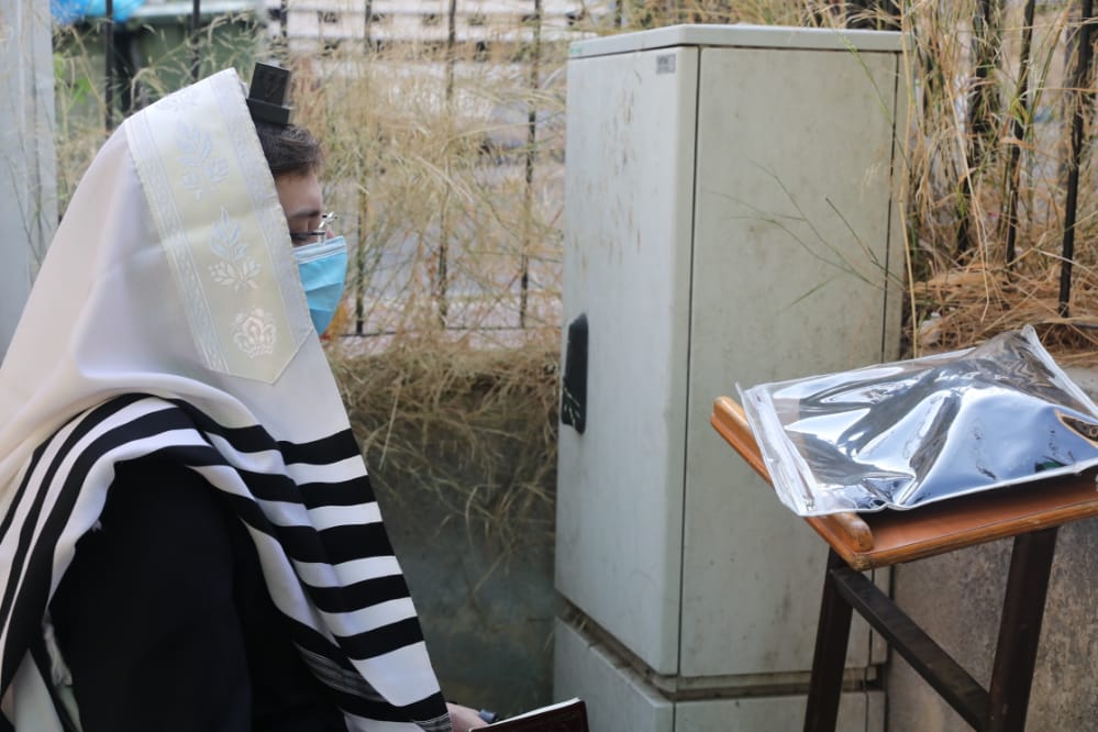 דרך החלון: המניין הייחודי של הגאון רבי דב לנדו • צפו