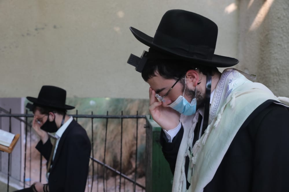 דרך החלון: המניין הייחודי של הגאון רבי דב לנדו • צפו