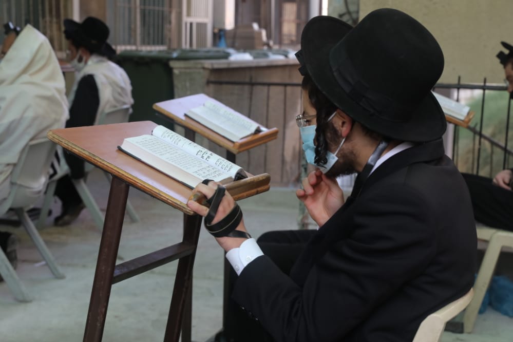 דרך החלון: המניין הייחודי של הגאון רבי דב לנדו • צפו