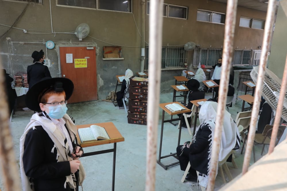 דרך החלון: המניין הייחודי של הגאון רבי דב לנדו • צפו