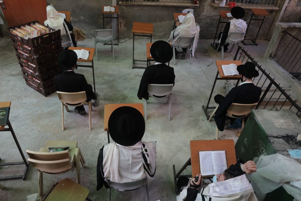 דרך החלון: המניין הייחודי של הגאון רבי דב לנדו • צפו